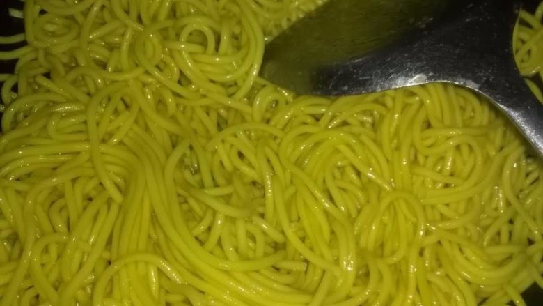 家常炒面,放适量的油,然后将大蒜等作料煸香,再将面条放入锅中翻炒。