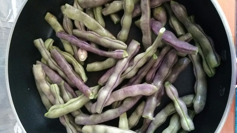 家常排骨炖芸豆,把湿芸豆放在无油的锅里,小火煸炒断生。