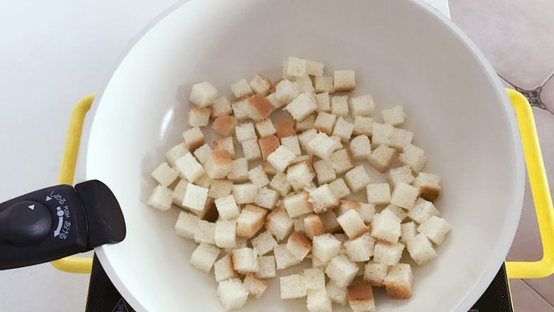 宝宝辅食:吐司爆米花-24M+ ,把吐司切小丁,放入平底锅中小火烘成边缘金黄,取出备用,烘的时候可以用勺子搅拌下,让吐司上下都受热。
》要控制好火候哈,不要烘焦。