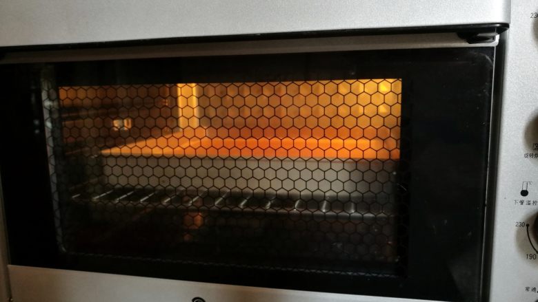 原味酸奶蛋糕卷,放入预热好的烤箱,上火150度下火140度烤25分钟。