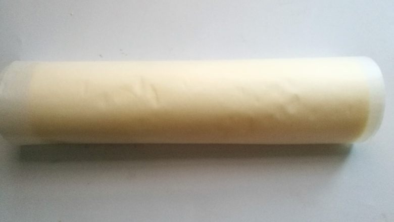 原味酸奶蛋糕卷,把蛋糕卷起来,放入冰箱冷藏定型即可。