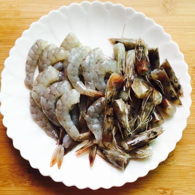 番茄豆腐虾,将鲜虾去壳去头挑出虾线，虾头留着备用