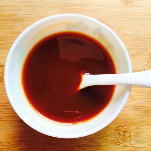 番茄豆腐虾,加入清水调匀,做好一碗调味汁备用