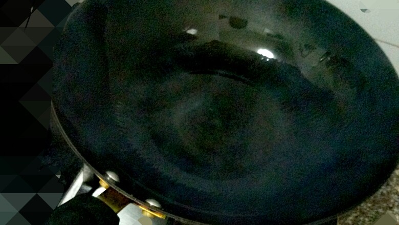 沙果炒肉片,开火,干烧锅20秒,等锅烧红后倒入适量油