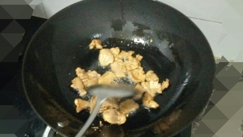 沙果炒肉片,放入调好味的猪肉,炒至金黄色后取出