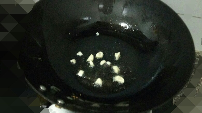 沙果炒肉片,锅中再倒入少量油,放入蒜头爆香几秒钟