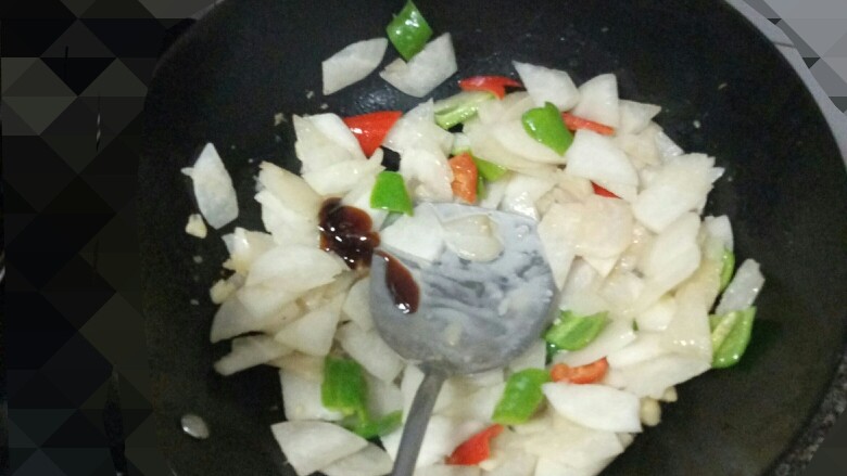 沙果炒肉片,放入两种尖椒翻炒,再倒入适量盐、<a style='color:red;display:inline-block;' href='/shicai/ 10588'>糖</a>、耗油、生抽和少量醋翻炒