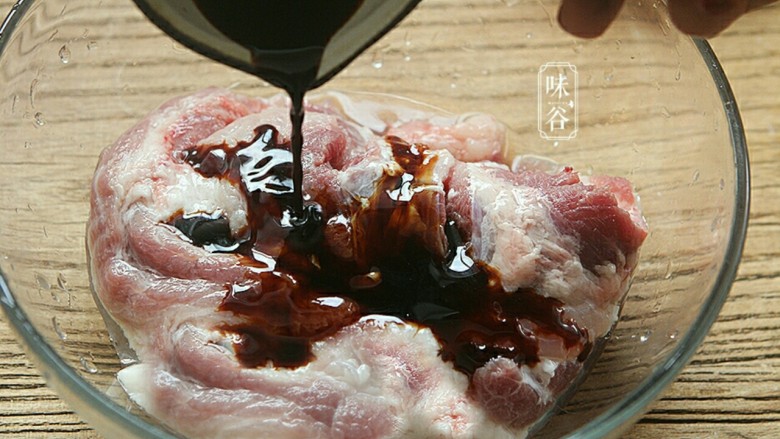 电饭煲版叉烧肉,把梅花肉洗干净,倒入酱油;