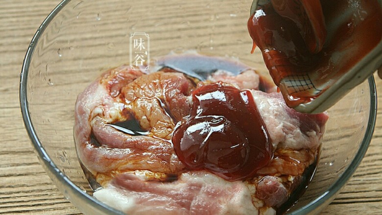 电饭煲版叉烧肉,倒入<a style='color:red;display:inline-block;' href='/shicai/ 5264'>叉烧酱</a>;