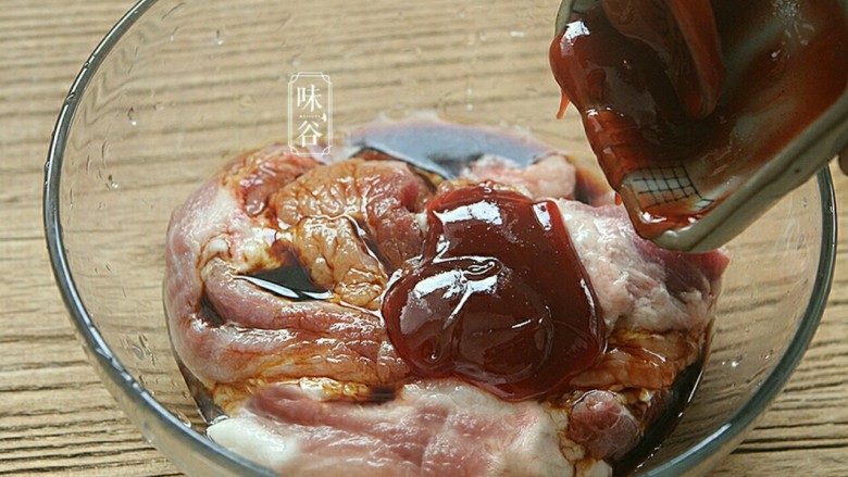 电饭煲版叉烧肉,倒入<a style='color:red;display:inline-block;' href='/shicai/ 5264'>叉烧酱</a>；