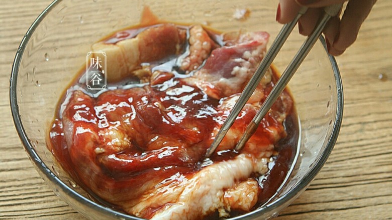 电饭煲版叉烧肉,把酱料和肉搅拌均匀,腌制20分钟。