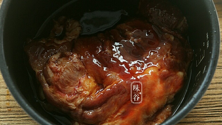 电饭煲版叉烧肉,腌制好的梅花肉放入电饭锅内;