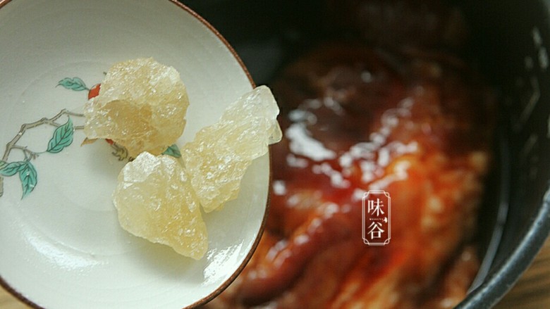 电饭煲版叉烧肉,放入<a style='color:red;display:inline-block;' href='/shicai/ 866'>冰糖</a>，按下快煮饭键。