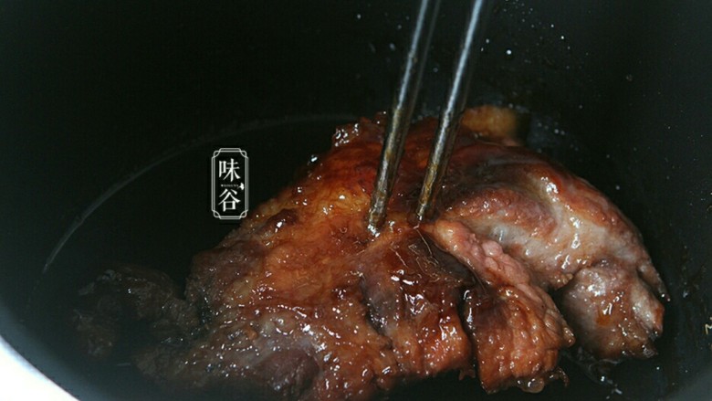 电饭煲版叉烧肉,再焖十五分钟时用筷子插件去,筷子能轻松插进去就可以了。