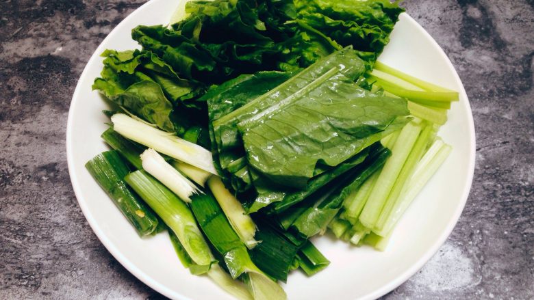 香辣水煮牛肉,将莴笋尖,青蒜,芹菜杆切段备用,芹菜叶(也可使用香菜)泡清水备用。