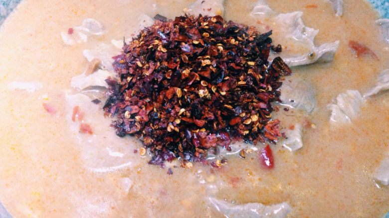 香辣水煮牛肉,煮好的牛肉出锅盛入碗中,将刀口辣椒撒在牛肉中间。