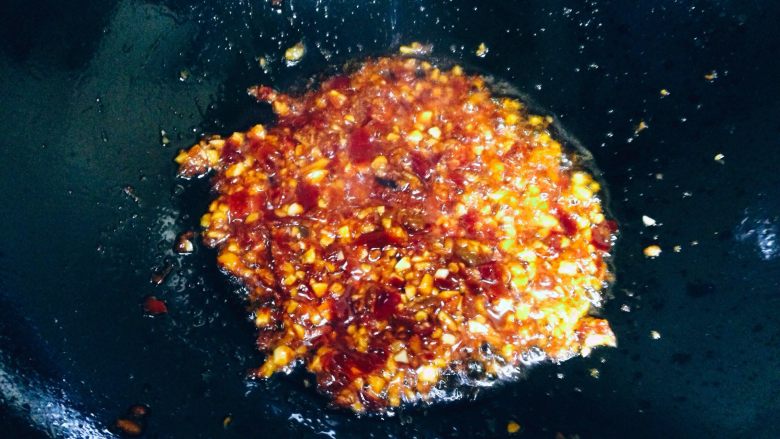 香辣水煮牛肉,在干净炒锅内加入20g色拉油,中火烧至四成热,下入<a style='color:red;display:inline-block;' href='/shicai/ 46964'>郫县豆瓣酱</a>,蒜姜末炒香。