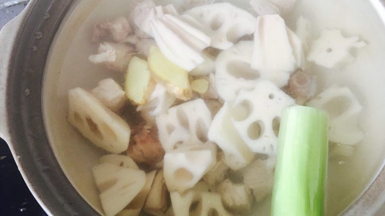 莲藕、玉米排骨汤,<a style='color:red;display:inline-block;' href='/shicai/ 500'>玉米</a>，<a style='color:red;display:inline-block;' href='/shicai/ 30'>莲藕</a>切块，凉水放入排骨，<a style='color:red;display:inline-block;' href='/shicai/ 37'>姜</a>片，<a style='color:red;display:inline-block;' href='/shicai/ 3250'>葱</a>段，煮开后炖一小会加入<a style='color:red;display:inline-block;' href='/shicai/ 30'>莲藕</a>，<a style='color:red;display:inline-block;' href='/shicai/ 500'>玉米</a>。