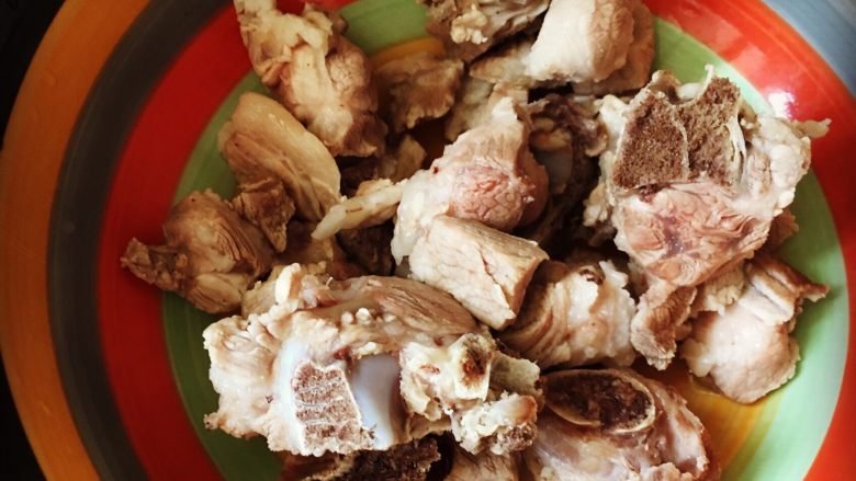 莲藕、玉米排骨汤,排骨洗干净，开水焯掉血沫，盛碗里待用