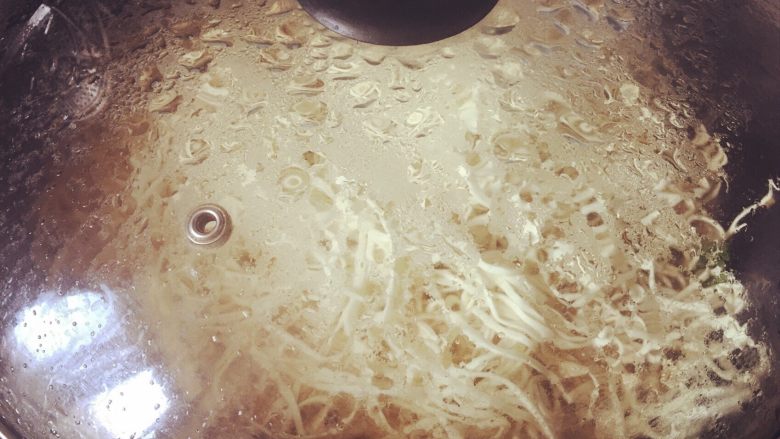 土豆豆角蒸面,盖上锅盖焖到水烧干后,搅拌面条和菜,根据口味加盐搅拌,美味出锅,出锅照片忘记拍了,直接吃了,只好取了网络照片。