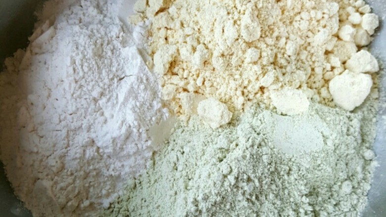 自制煎饼果子,白面,绿豆面,黄豆面,比例1:1:1,三合一搅拌均匀。
