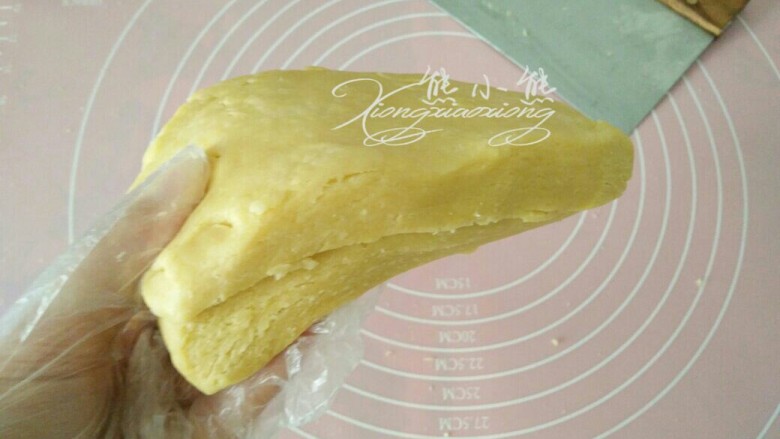 心心相映核桃派,重复几次后,面团会有些弹性,拿起来面团不会破裂就可以了。