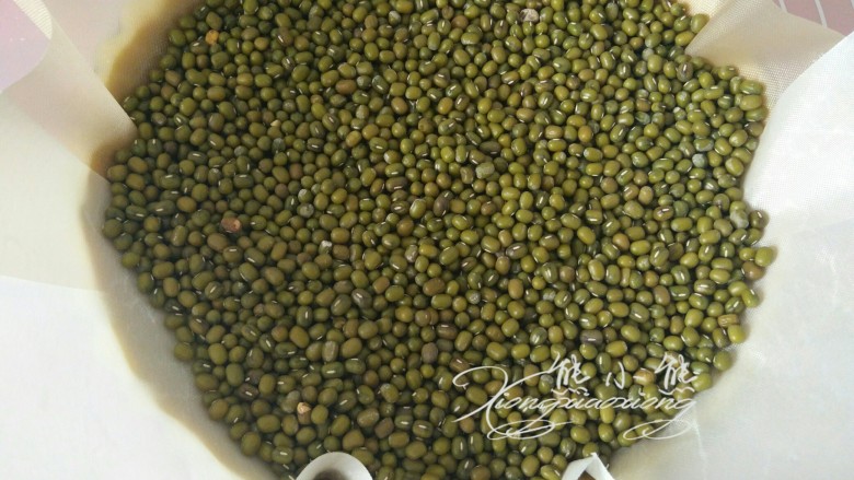 心心相映核桃派,铺张油纸,放点重物,我放的是绿豆。
烤箱预热180℃,烤15分钟。