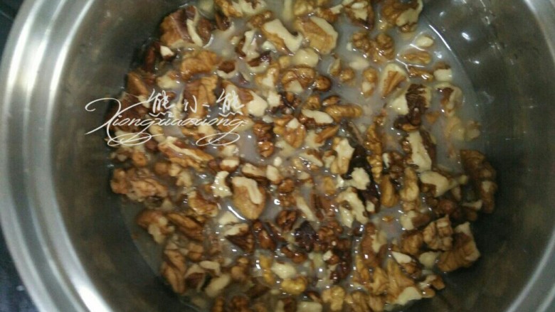 心心相映核桃派,倒入核桃搅匀,小火继续收干水分。