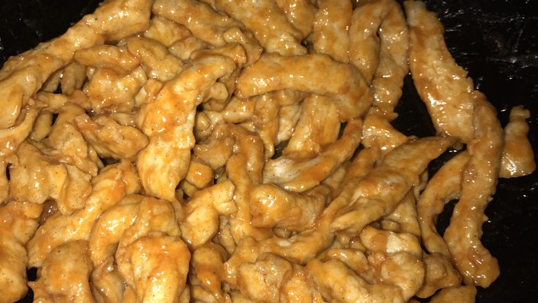 溜肉段,锅内放少许油,碗汁倒入,熬成浓汁,倒入备好的里脊翻炒均匀,没有多余的汤汁即可!