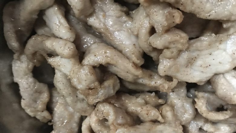 溜肉段,热锅内放入油,冒小泡,下入里脊滑熟,呈出控油备用