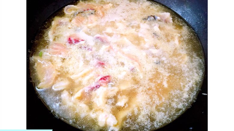 清淡版水煮鱼,配菜煮好之后捞起来铺在大碗里,然后将鱼肉放进去煮,盖上盖,大火煮大概一分钟左右。就可以出锅了。