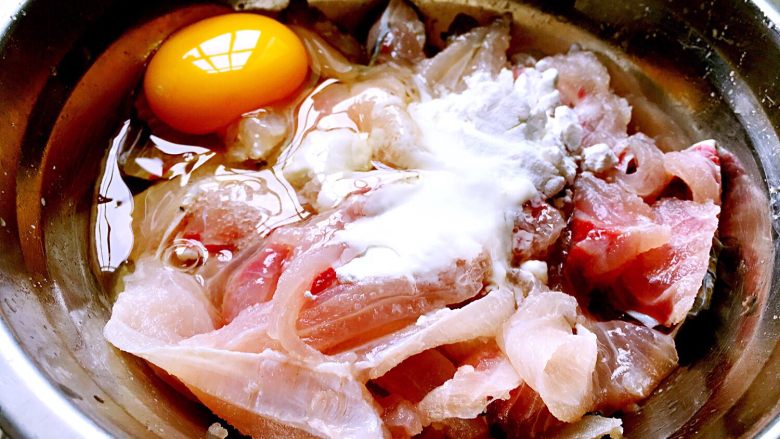 清淡版水煮鱼,加<a style='color:red;display:inline-block;' href='/shicai/ 9'>鸡蛋</a>，也可以直接加蛋清，蛋黄在最后煮汤的时候就会比较漂亮，所以我习惯加一只<a style='color:red;display:inline-block;' href='/shicai/ 9'>鸡蛋</a>。再加淀粉、盐、糖、耗油、酱油腌制。