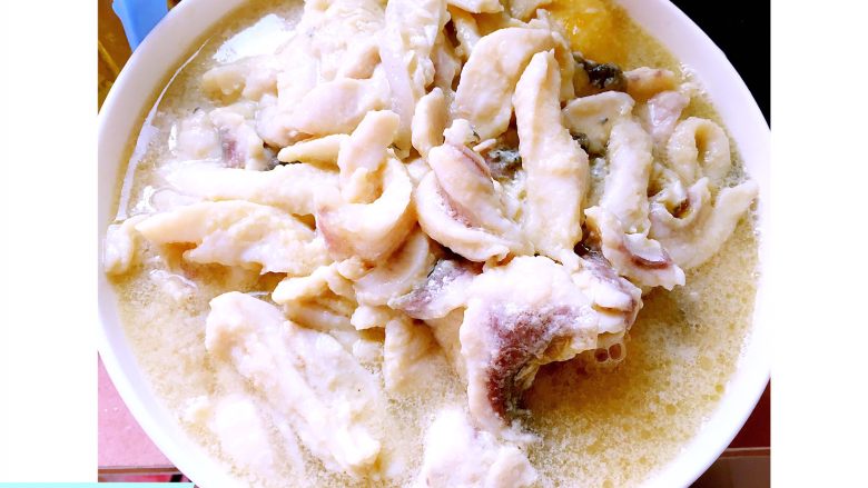 清淡版水煮鱼,将鱼肉铺在最上面。关注V号,life--and-you(美食与你的故事),然后将刚才准备好的<a style='color:red;display:inline-block;' href='/shicai/ 131'>香菜</a>放在鱼肉上面。这是锅里准备热油,然后放蒜蓉,葱。炒香之后淋在鱼肉上面。鱼肉就会又香又嫩。