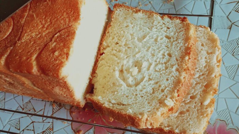 吐司的三明治吃法,<a style='color:red;display:inline-block;' href='/shicai/ 585'>吐司</a>切片。