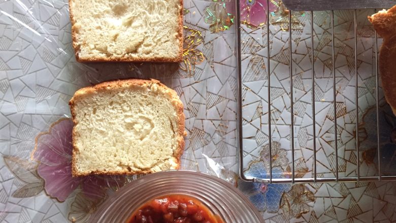 吐司的三明治吃法,准备好吐司片和番茄酱。