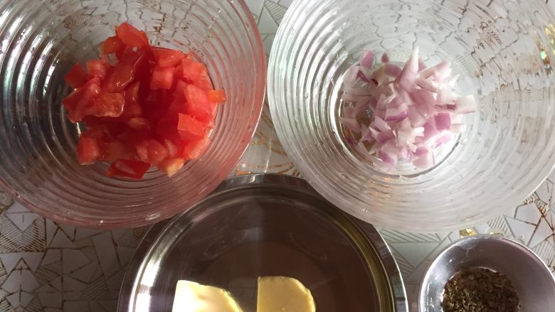 吐司的三明治吃法,这个时候我们可以来准备下三文治部分。<a style='color:red;display:inline-block;' href='/shicai/ 887'>黄油</a>融化后煸香<a style='color:red;display:inline-block;' href='/shicai/ 29'>洋葱</a>粒后加入番茄粒、<a style='color:red;display:inline-block;' href='/shicai/ 3671'>披萨草</a>即可。这个番茄酱的做法是平常用来做披萨酱的，味道很不错，这次发现材料齐全，就随意操作了。