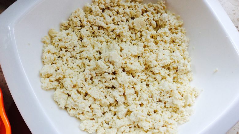 碧玉福丸,豆腐用手抓碎,如果豆腐水太多要挤一下水份。加一小勺粉欠搅拌均匀使豆腐下水不散,但是不能多,会影响口感,
