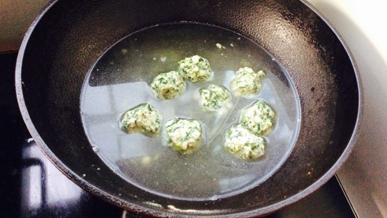 碧玉福丸,锅中加入水,烧开后下入丸子,煮至丸子漂浮就好了,因为手抓丸子没有办法拍照,煮好后才拍的。