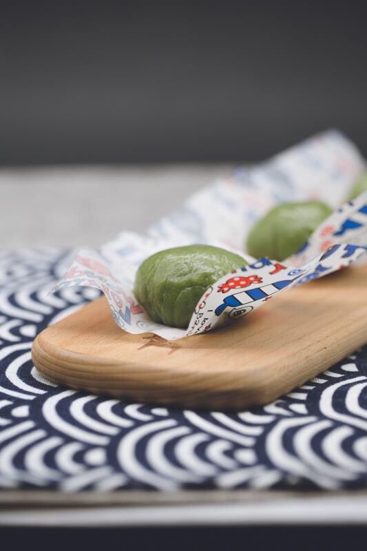 网红美食青团,放在油纸上冷藏6个小时即可食用