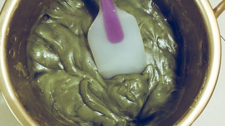 网红美食青团,蒸熟的青团面非常粘，颜色深绿