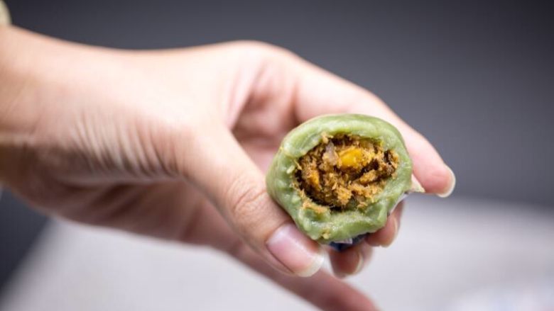 网红美食青团,网红美食是<a style='color:red;display:inline-block;' href='/shicai/ 432'>肉松</a>蛋黄馅的，只要把<a style='color:red;display:inline-block;' href='/shicai/ 9596'>咸蛋黄</a>蒸熟压碎，与<a style='color:red;display:inline-block;' href='/shicai/ 432'>肉松</a>拌匀即可使用