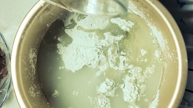 网红美食青团,将青团预拌粉，<a style='color:red;display:inline-block;' href='/shicai/ 156925'>水</a>，油混合