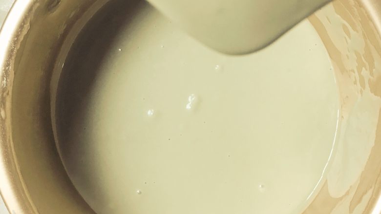 网红美食青团,我是用刮刀一点点将疙瘩用力压开的，这个过程有点费时费力，大家要有耐心