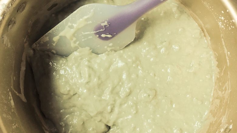 网红美食青团,减半至没有颗粒，这个过程非常重要，关系到后面的口感，所以要耐心的去搅拌