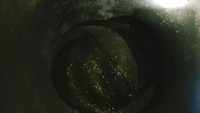 葱花蛋散夹心年糕,锅里倒入少许油烧热，关小火