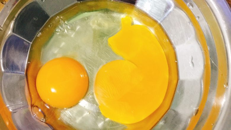 葱花蛋散夹心年糕,按个人口味打一个或者两个鸡蛋