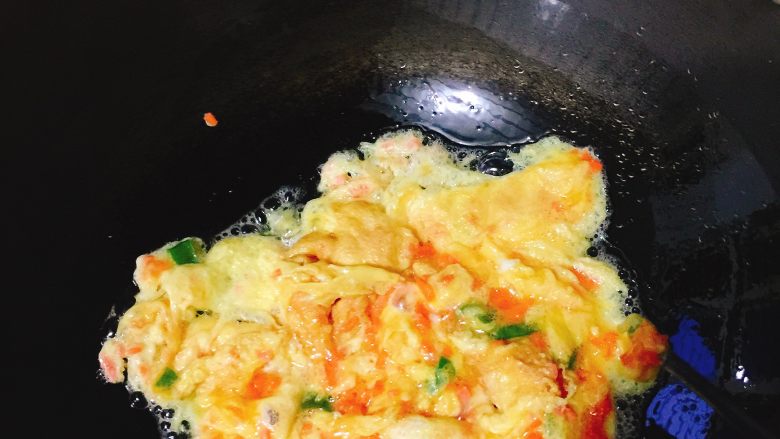 葱花蛋散夹心年糕,倒入蛋散煎成金黄色搅碎起锅