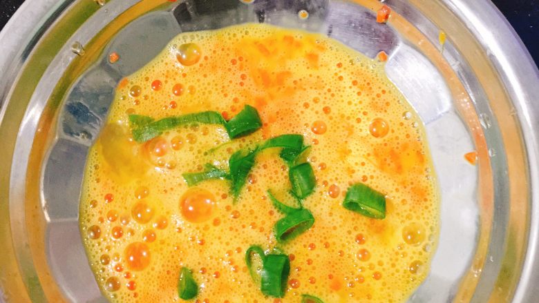 葱花蛋散夹心年糕,加入少许葱花搅拌均匀备用