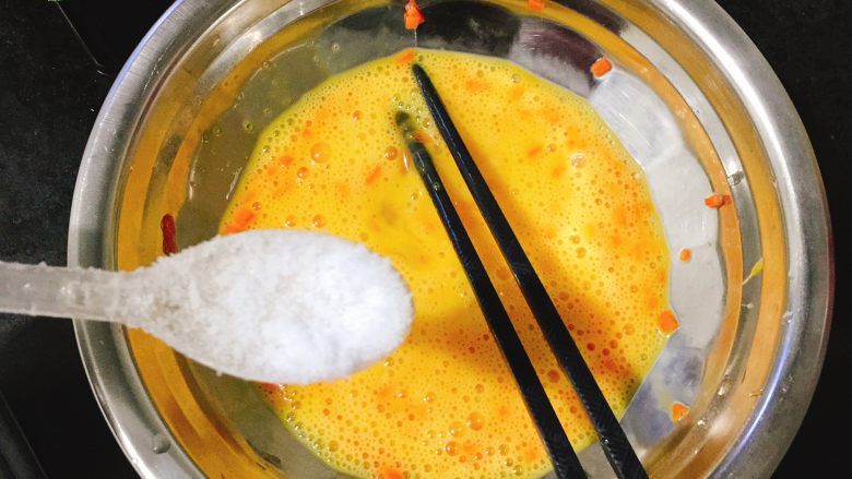 葱花蛋散夹心年糕,加入少许盐