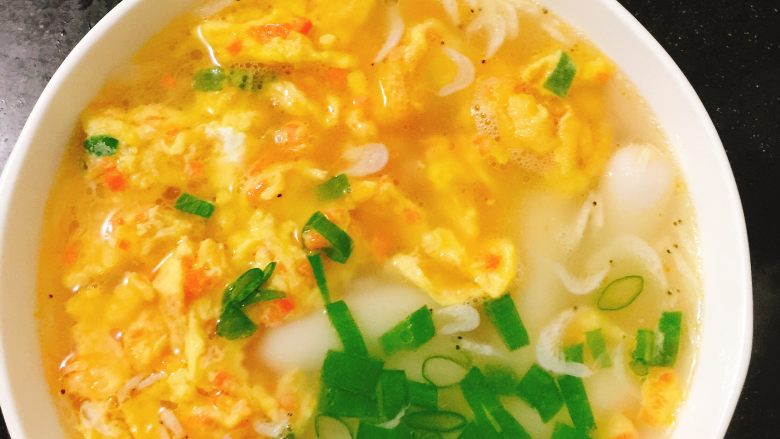 葱花蛋散夹心年糕,准备一个空碗倒入适量的开水，加少许盐可以按个人口味，少许<a style='color:red;display:inline-block;' href='/shicai/ 717'>味精</a>加入一点<a style='color:red;display:inline-block;' href='/shicai/ 406'>猪油</a>，少许<a style='color:red;display:inline-block;' href='/shicai/ 288'>虾皮</a>，倒入煮好的年糕，再加入准备好的蛋散，最后加入葱花，一碗色香味俱全的美食出炉了。